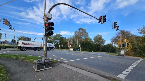 Die Kreuzung in Kachtenhausen ist mit einer provisorischen Ampelanlage gesichert. Bei einem Unfall ist ein Sicherungskasten umgefahren worden und dabei wurden die Stromkabel so besch&auml;digt, dass sich die Reparatur hinzieht, sagt Stra&szlig;en.NRW. - &copy; Astrid Sewing