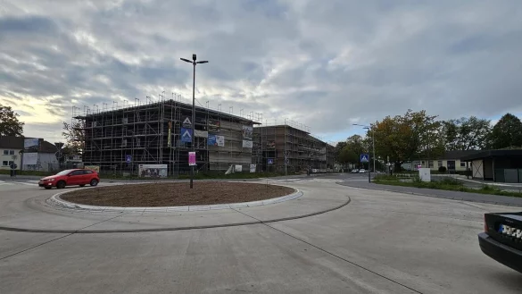 Durch den Kreisel an der ehemaligen Briten-Siedlung und die neu gebaute Kita dort haben sich die Voraussetzungen f&uuml;r Tempo 30 im oberen Teil der Siegfriedstra&szlig;e ge&auml;ndert. - &copy; Jost Wolf