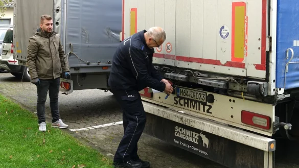 Aufmachen: LKW-Fahrer, die aus NIcht-EU-L&auml;ndern wie der T&uuml;rkei kommen, m&uuml;ssen in Lemgo beim Zoll die Ladung "checken" lassen. - &copy; Axel B&uuml;rger