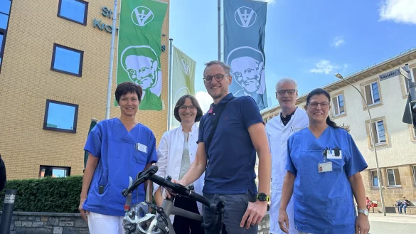 Trotz seiner MS-Erkrankung genie&szlig;t Stefan Meyer das Leben, oft auf dem Rennrad. Dar&uuml;ber freut sich das Team der Neurologie mit (v. l.), MS-Fachkraft Karin Widera, Ober&auml;rztin Laura Kubenke, Chefarzt
Thomas Postert und MS-Fachkraft Astrid Hiller.
Foto: St. Vincenz-Kliniken - &copy; St. Vincenz-Kliniken