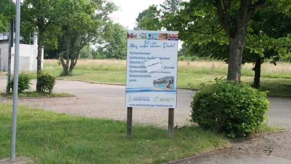 Dass das Badehaus geschlossen ist, bedauern viele fr&uuml;here Badeg&auml;ste und auch Hoteliers in der Region. - &copy; Cordula Gr&ouml;ne
