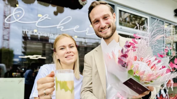 Mariia und Aljoscha Schlosser vor ihrem Caf&eacute; Other Coffee im Leinenmeisterhaus am Hauptbahnhof. - &copy; Stefan Becker