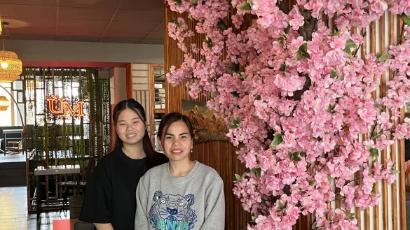 Thuy Linh Nguyen (links) betreibt das Restaurant &Ugrave;m Asia in der Obermarktstra&szlig;e. F&uuml;r die aufwendige Blumen-Deko ist ihre Mutter zust&auml;ndig. - &copy; Christine Riechmann