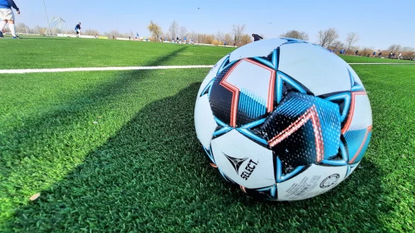 Der Ball rollte am Pokaltag und ist auch am Meisterschaftssonntag wieder im Einsatz. - © Oliver König