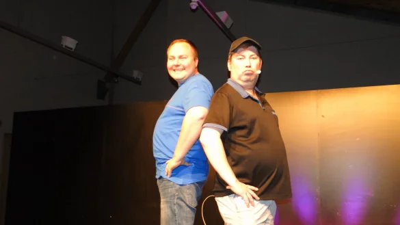 Sascha Korfs Standup Comedy lebt von Improvisation und Interaktion mit dem Publikum. Im Ziegeleimuseum sucht er sich im Publikum den Software-Entwickler Daniel (links) als Spielpartner aus, der den Spa&szlig; auf der B&uuml;hne gekonnt mitmacht. Spontan: Da ist nichts vorher abgesprochen. (Foto: Hajo G&auml;rtner) - &copy; Hajo G&auml;rtner