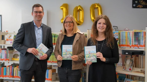 Carolin Jenkner-Kruel (Mitte) &uuml;berreicht B&uuml;rgermeister Matthias Kalkreuter und Leiterin der Stadtb&uuml;cherei Lage, Eva-Maria Allert, Exemplare ihres neuen Kinderbuches. - &copy; Stadt Lage