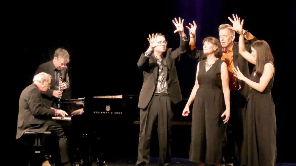 Das Ensemble Impropera mit Anthony Ingle am Piano, Pete Furness an der Klarinette sowie Moderator Niall Ashdown, Susan Bisatt, Fiona Finsbury und David Pearl. - &copy; Rudi Rudolph