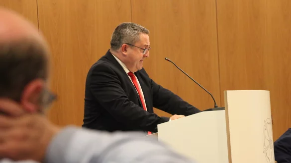 Landrat Dr. Axel Lehmann nimmt im Kreistag als Aufsichtsratsvorsitzender des Klinikum Lippes Stellung zur Resolution vier nordlippischer B&uuml;rgermeister. - &copy; Janet K&ouml;nig