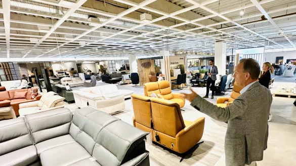 Hereinspaziert: Gesch&auml;ftsf&uuml;hrer Heiner Struckmann f&uuml;hrt durch das neue M&ouml;belhaus in Steinheim. - &copy; Ralf T. Mischer