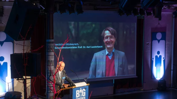 Thilo Weichert verkündet den ersten Preisträger in der Kategorie "Gesundheit" der diesjährigen "Big Brother Awards": Bundesgesundheitsminister Karl Lauterbach. - © Julian Weil