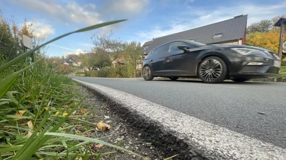 Auf der Ruensieker Stra&szlig;e am Ortseingang von Schwalenberg fahren viele Autofahrer schnell. Wer als Fu&szlig;g&auml;nger auf die Bankette ausweichen will, ger&auml;t leicht ins Stolpern. - &copy; Silke Buhrmester