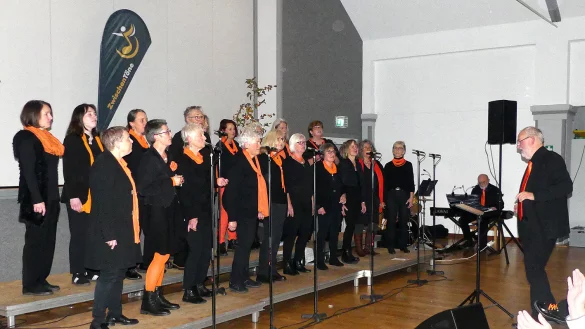 Der Frauenchor Zwischent&ouml;ne begeisterte unter der Leitung von Kantor Uwe Rottkamp ein gro&szlig;es Publikum. - &copy; Rudi Rudolph