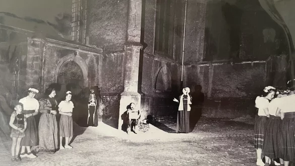 Eindrucksvolles Freilichttheater an der Alexanderkirche im Sommer 1952. Das Schauspiel Der Totentanz mit vielen Oerlinghauser Laiendarstellern wurde von Gottfried Cosack inszeniert. - &copy; Repro: Horst Biere / Quelle: Archiv H&ouml;ltke