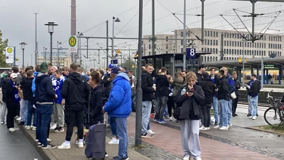 Zahlreiche Schalke-Fans stranden am Samstagmorgen, 19. Oktober, am Bielefelder Hauptbahnhof. - &copy; Matthias Bungeroth