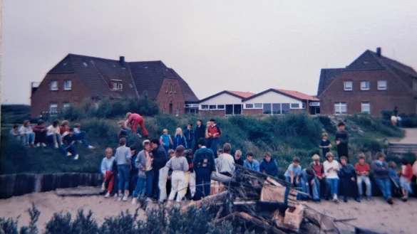 J&ouml;rg Thelaners Jugendgruppe auf Norderney am Haus "Detmold" - in den 80ern waren Lagerfeuer noch erlaubt. - &copy; Bildrechte: J&ouml;rg Thelaner