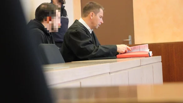 Verteidiger Torsten Gieseke nimmt kurz vor Start des dritten Prozesstages neben seinem Mandanten Platz. Der 30-J&auml;hrige muss sich hier auf der Anklagebank wegen Mordes nach einem t&ouml;dlichen Verkehrsunfall in L&uuml;gde verantworten. - &copy; Janet K&ouml;nig