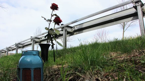 Kurz nach dem t&ouml;dlichen Verkehrsunfall stellten Angeh&ouml;rige an der Unfallstelle in L&uuml;gde Blumen und eine Kerze auf. - &copy; Janet K&ouml;nig