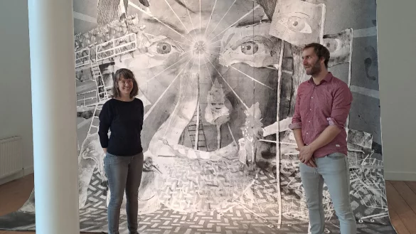 Lisa W&ouml;lfel und Michael Eppler vor der "Riesenzeichnung f&uuml;r Schwalenberg im Robert Koepke Haus. - &copy; Landesverband Lippe