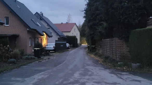 So sah es im Silberweg in Pivitsheide noch vor einigen Monaten aus. Von Stra&szlig;enlaternen keine Spur. Das hat sich mittlerweile - sehr zur Freude der Anwohner - ge&auml;ndert. - &copy; Archivfoto: Raffael Giebel