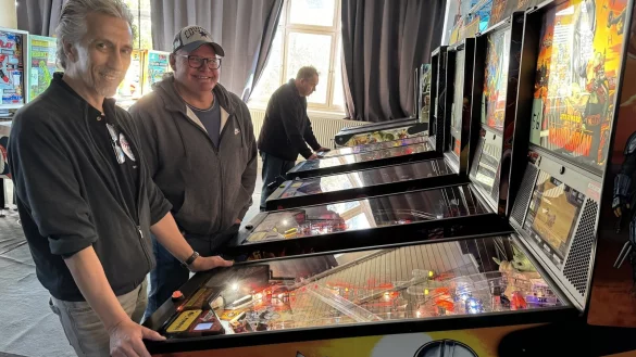 Kim Danielmeier und Rolf Czeslick (von links) vom Verein "Electric-Friends" freuen sich, die Deutschen Herbstmeisterschaften im Flippern nach Bad Salzuflen geholt zu haben. - © Sandra Castrup