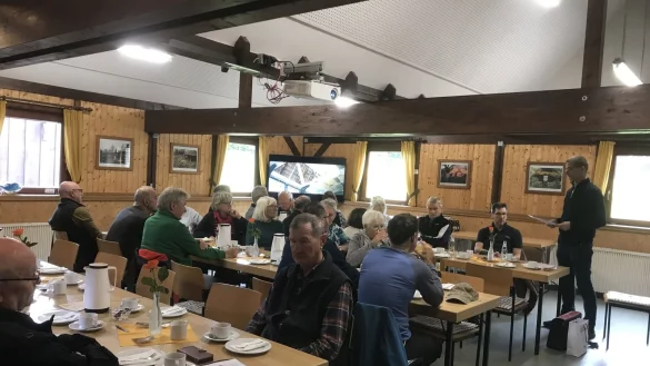Eingehend machten sich die Wanderwarte mit dem neuen Meldemax vertraut.
Foto: Heimatverein Leopoldsh&ouml;he - &copy; Heimatverein Leopoldsh&ouml;he