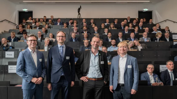 Dr. Gereon Schulze Althoff (T&ouml;nnies-Holding, von links), Dr. Wolfgang K&uuml;hnl (InFamily-Foods-Holding), Jens Grundmann (Novonesis-Group) und Marcel Weber (Rewe-Group) sprechen in ihren Vortr&auml;gen &uuml;ber die Zukunft der Lebensmittelindustrie. - &copy; Arthur Isaak (TH OWL)