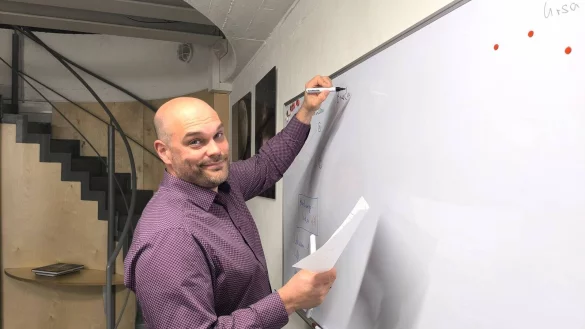 Professor Dr. Johannes &Uuml;pping bietet f&uuml;r alle Interessierten eine Vorlesungsreihe an, bei der er die Zuh&ouml;rer mit auf eine spannende Reise durch das Universum nimmt. - &copy; TH OWL