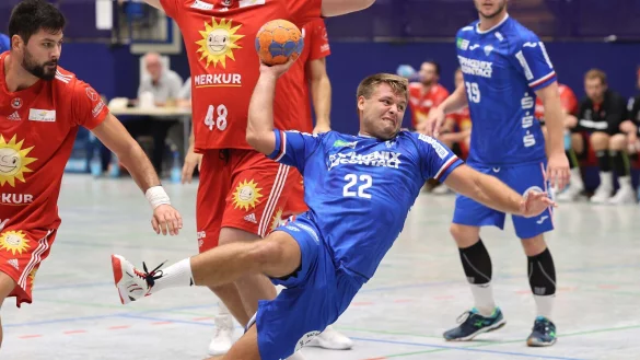 Kian Schwarzer im Dress des TBV. Er spielte von 2021 bis 2023 in Lemgo. - &copy; paul cohen