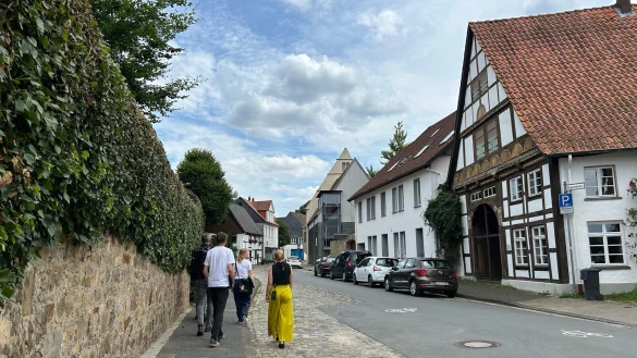 Berit Weber (Abteilungsleiterin Stadtplanung) und Elsa Eichholz (Stadtplanung) waren mit Carsten Sch&auml;fer, Lisa Vinnytska und Fabian Lollert von der Planungsgruppe Stadtb&uuml;ro in der Lemgoer Innenstadt f&uuml;r das ISEK unterwegs. - &copy; Planungsgruppe Stadtb&uuml;ro