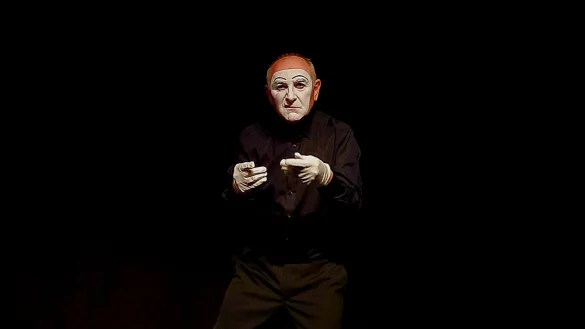 Der spanische Pantomime Carlos Mart&iacute;nez pr&auml;sentierte mit eindrucksstarker Mimik und Gestik die Menschenrechte. - &copy; Madeleine Biermann