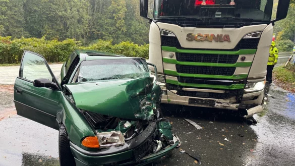 Ein Auto und ein Lkw sind auf der B238 zusammengesto&szlig;en. - &copy; Freitag TV