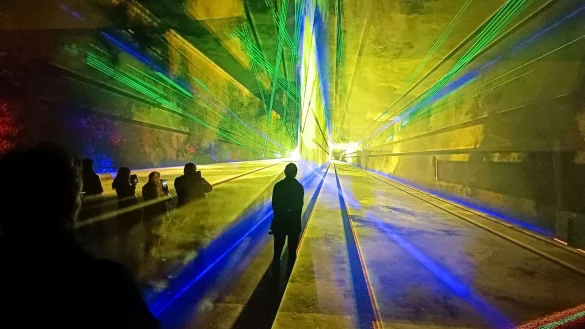 "H&ouml;xter leuchtet" f&auml;hrt mit einer beeindruckenden Lichtshow auf. - &copy; Huxarium Gartenpark