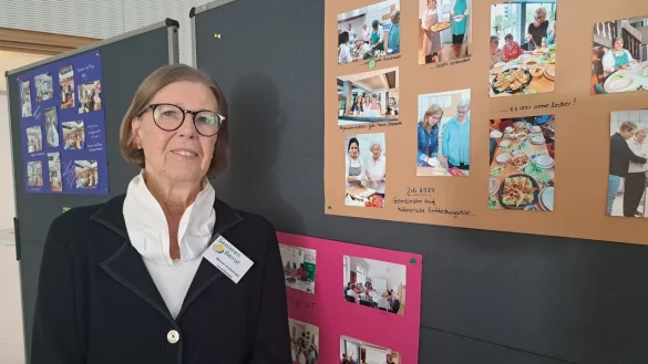 Marion Kettelhake ist Vorsitzende des Seniorenbeirates in Detmold. Dieser organisiert verschiedene Aktionen, unter anderem - wie die Fotos an der Pinnwand zeigen - Kochen mit afghanischen Frauen. - &copy; Carolin Brokmann-F&ouml;rster