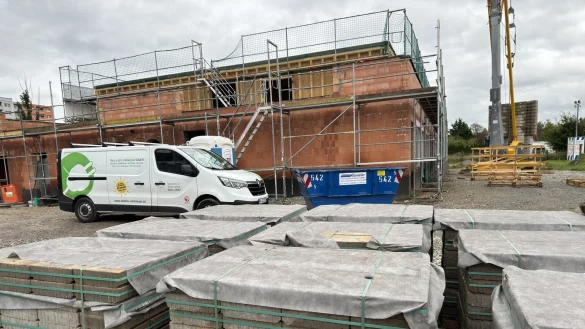 Bei dem Geb&auml;ude am Elkenbreder Weg sollen demn&auml;chst die Fenster eingesetzt werden. - &copy; Sven Kienscherf
