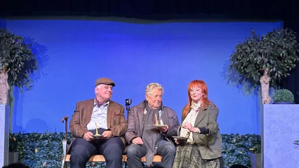 Harold (Manfred Templin, von links), Burt (Ulrich Holle) und Adrienne (Liane Kreye) in der romantischen Kom&ouml;die Eine Bank in der Sonne. - &copy; Tamina-Shirin Marten