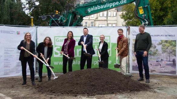 Michaela Wangler (von links), Susanne Hoffjann (beide Stadt Detmold), Regierungspr&auml;sidentin Anna Katharina B&ouml;lling, B&uuml;rgermeister Frank Hilker, Lisa-Marie Bergann (F&uuml;rstliches Residenzschloss Detmold), Guido Bauer (Landschaftsarchitekturb&uuml;ro Bauer und Fecke) und Frank Schr&ouml;der (GaLaBau Lippe) beim Spatenstich f&uuml;r die neue Esplanade im Schlosspark. - &copy; Raphael Bartling