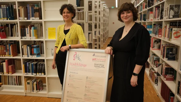Luise Adler (rechts) und Elena Wachendorf (links) präsentieren das Programm, das im Zuge eines studentischen Projekts den Detmoldern sieben Gratis-Konzerte beschert. - © Sven Koch