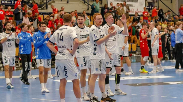 Gl&uuml;ckliche Gesichter beim TBV: Tim Suton, Samuel Zehnder, Bobby Schagen, Frederik Simak, Niels Versteijnen und Nicolai Theilinger - &copy; Koesegi/PIX-Sportfotos