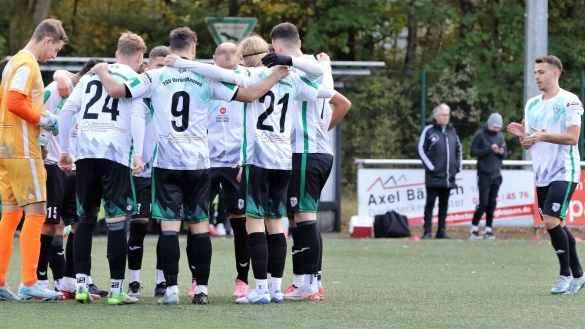 Auch das Einstimmen vor dem Spiel hat der Oerlinghauser Mannschaft, Torwart Christopher Niehaus (links) und Kapitän Daniel Nadig (rechts), nichts gebracht - bereits nach vier Minuten zappelte der Ball das erste Mal im Netz. - © Oliver König