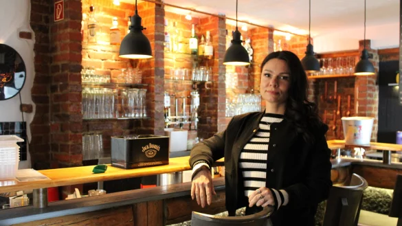 Nicole Jahn steht an der Theke der "BarRock". Wie es mit dem Inventar weitergeht, ist noch unklar. - © Lorraine Brinkmann