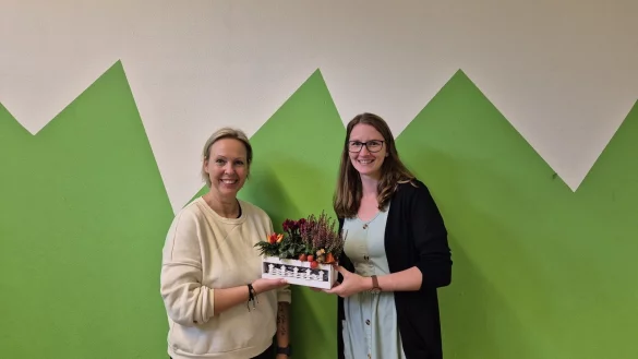 Danksagung beim Fr&uuml;hst&uuml;ckstreff im Rahmen des st&auml;dtischen Angebotes Fr&uuml;he Hilfen: Angela Kuzmanovic (links), Kinderkrankenschwester & Still- und Laktationsberaterin, leitet den Treff Stillzeit f&uuml;r stillende M&uuml;tter und Schwangere. Jasmin Mertin (rechts) ist von der Fachstelle Netzwerk Kinderschutz und
Pr&auml;vention der Stadt Bad Salzuflen. - &copy; Stadt Bad Salzuflen