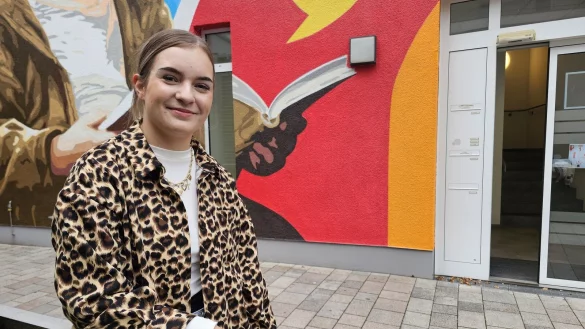 Lea Pommerenk liebt die Kunst und findet die Fassadenkunst an der Stadtb&uuml;cherei klasse. Die 23-J&auml;hrige plant im Stadtmarketing f&uuml;r Lage einige neue Projekte. - &copy; Astrid Sewing