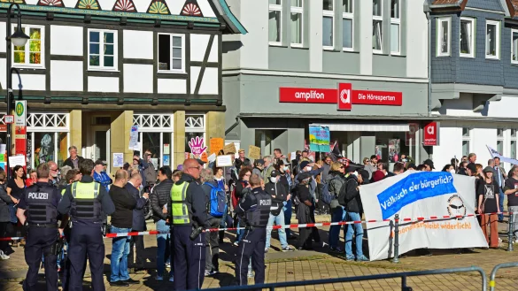 Rund 120 Teilnehmer der Gegendemonstration vom Arbeitskreis gegen Nazis und "Die Partei" poisitionieren sich am Samstag gegen die AfD und deren Teilnehmer. - &copy; Nicole Ellerbrake