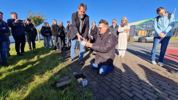 Thilo Angermann und Marcus Pansegrau vom Arbeitskreis Stolpersteine verlegen im Kreise von Blomberger Gymnasiasten, Unterst&uuml;tzern und Lokalpolitikern unter anderem an der B1 in Blomberg, im Feldohlentrup 10 und in der Hagenstra&szlig;e 4 sowie in Kleinenmarpe insgesamt acht der messing&uuml;berzogenen Pflastersteine mit den Namen von NS-Opfern. - &copy; Marianne Schwarzer