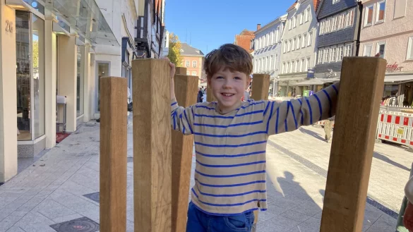 Theodor Richter gefallen die neuen Balancierbalken. - &copy; Cordula Gr&ouml;ne
