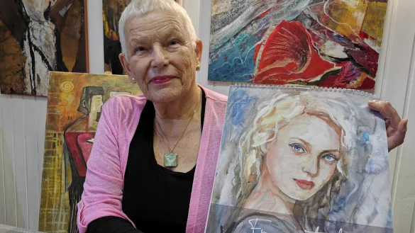 Sieglinde Strohmeier in ihrem Atelier mit eigenen Bildern und dem Frauen-Kalender 2025. - &copy; Sylvia Frevert