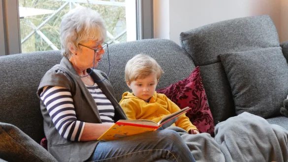 Bindung, Geborgenheit und die richtige Atmosph&auml;re sind wichtige Komponenten beim Vorlesen. - &copy; Jost Wolf