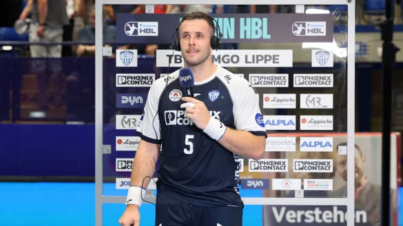 Stets ein begehrter Interviewpartner: Jan Brosch beim Blitzinterview in der Halbzeitpause. - &copy; Paul Cohen