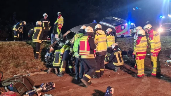 Der 18-J&auml;hrige starb noch an der Unfallstelle. - &copy; L&ouml;schzug B&ouml;singfeld