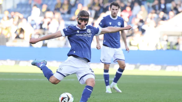 Beim 1:1-Remis gegen Alemannia Aachen lief Arminia Bielefelds Mittelfeldspieler Marius W&ouml;rl bereits zum zweiten Mal mit einer Gesichtsmaske auf. - &copy; Oliver Krato